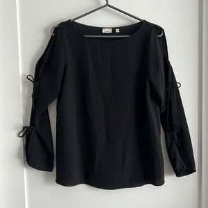 Aritzia blouse shows arms XS
